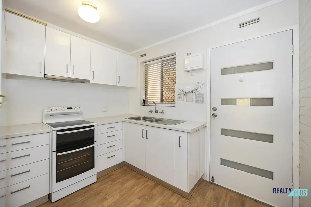 Hamilton Hill 2Kwarto Ground Floor Gem with Bushland Views - No Stairs, No Lifts, No Worries!
