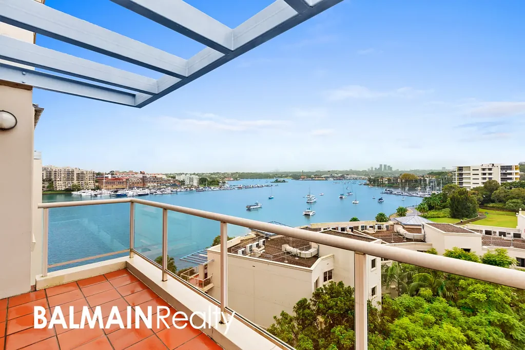 Stunning Top Floor Apartment with Expansive Water Views