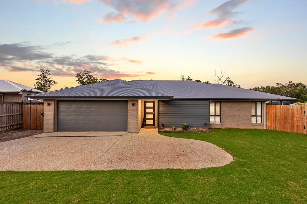 Southside 4房  Contemporary Family Home with Resort-Style Backyard