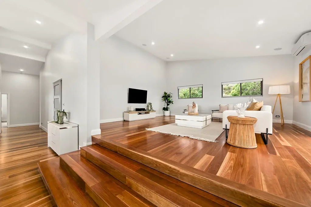 Allambie Heights 4chambre Sleek contemporary entertainer with sweeping views