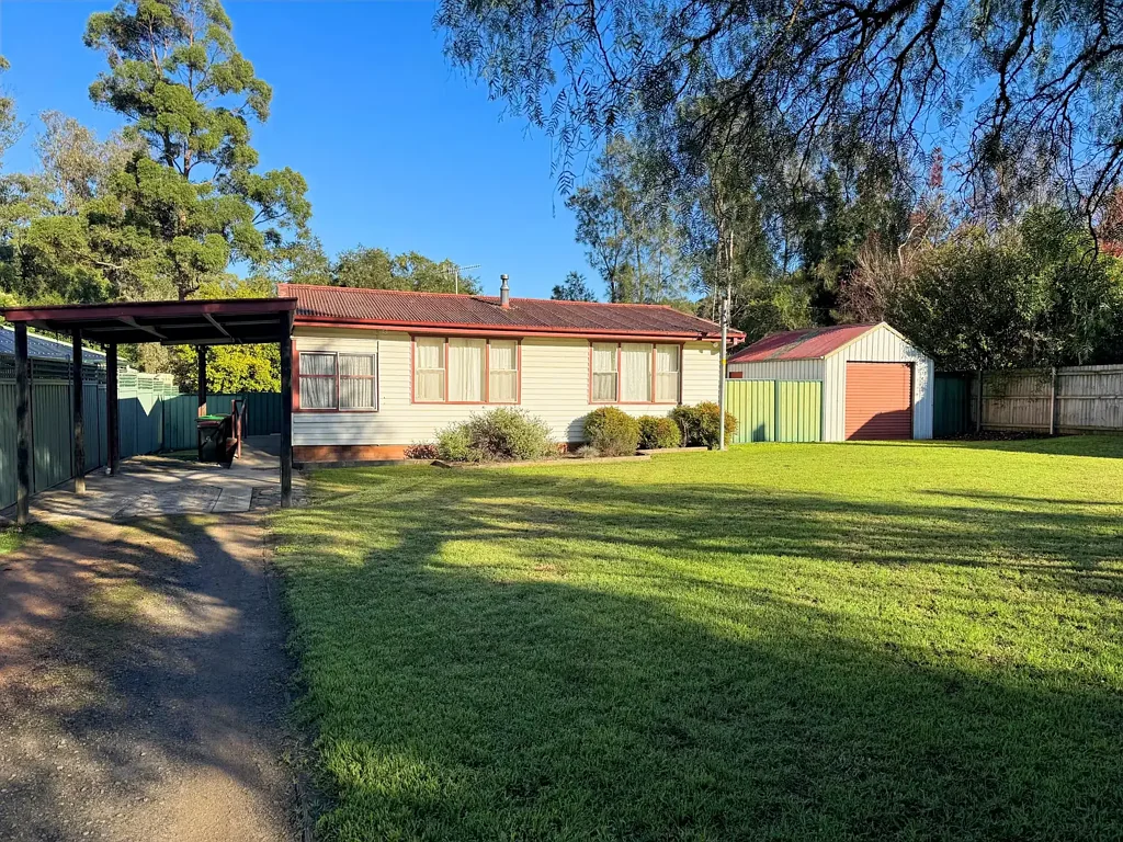3 Bedroom with Fireplace, Air Con & Easy Train Access