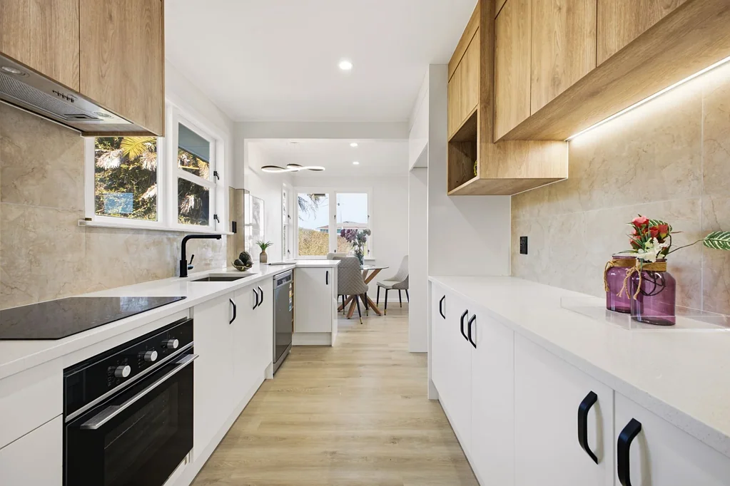 Otara 3 Bedroom RENOVATED 3 BED + 3 UTILITY ROOMS! 814m2 OF LAND!