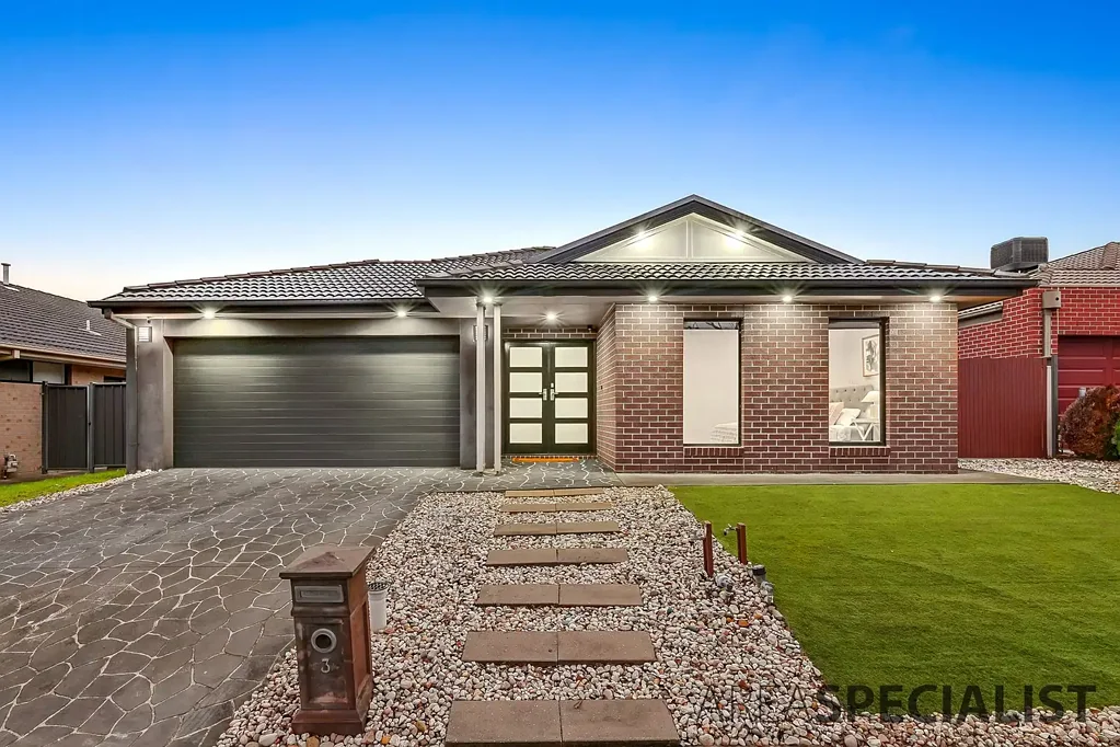 Cranbourne North 4 Slaapkamer Large north-facing block with side access and 2 spacious living areas