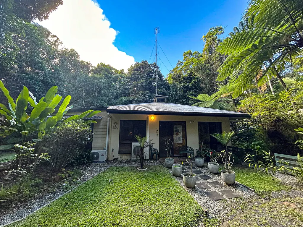 PEACEFUL & SECLUDED KURANDA HOME - NESTLED AMONGST THE RAINFOREST (LAWNS MAINTENANCE INCLUDED)