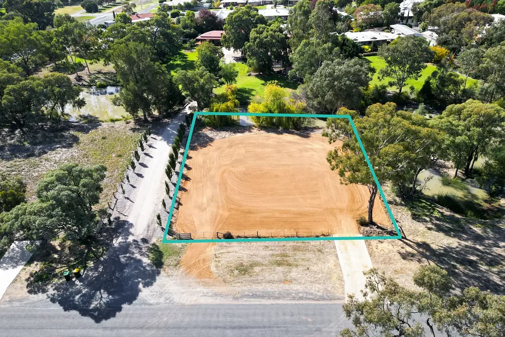 Deniliquin  Tranquil Lagoon-Front Living on 1,773m²