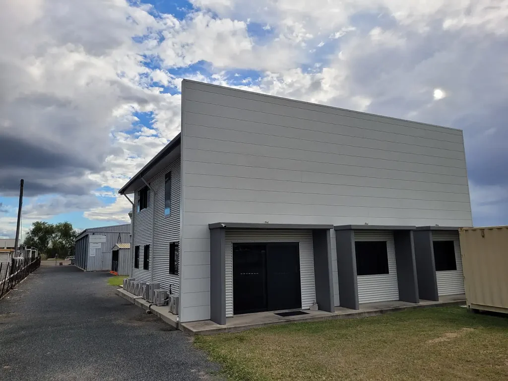 Kawana 4房  33 Quinn Street 1,654m2 – Luxury Residence & Commercial Opportunity or for the Astute Investor
