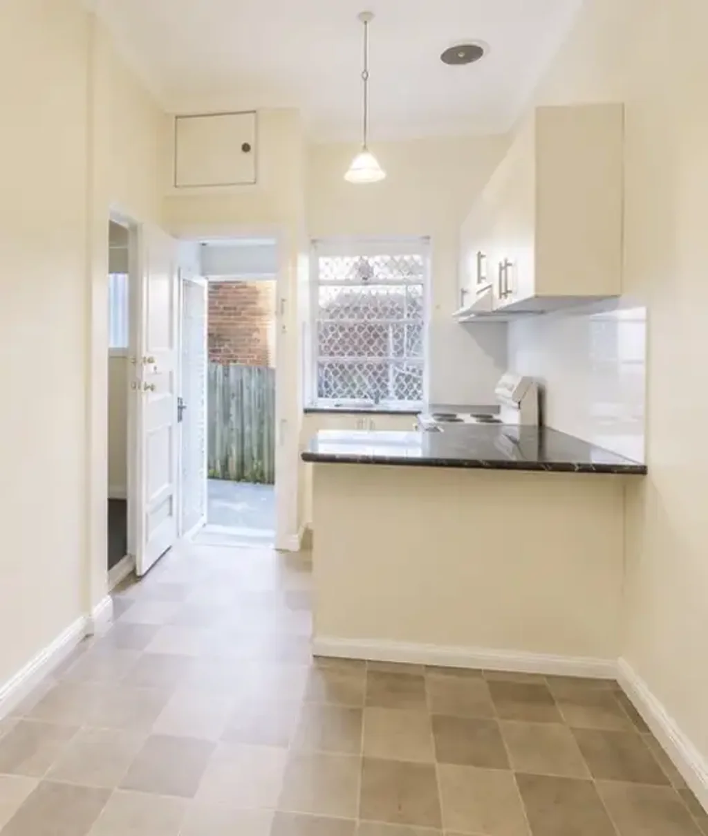Cat Friendly & Welcome! CHEAP ACCOMMODATION! One Bedroom Unit in Dulwich Hill Location!