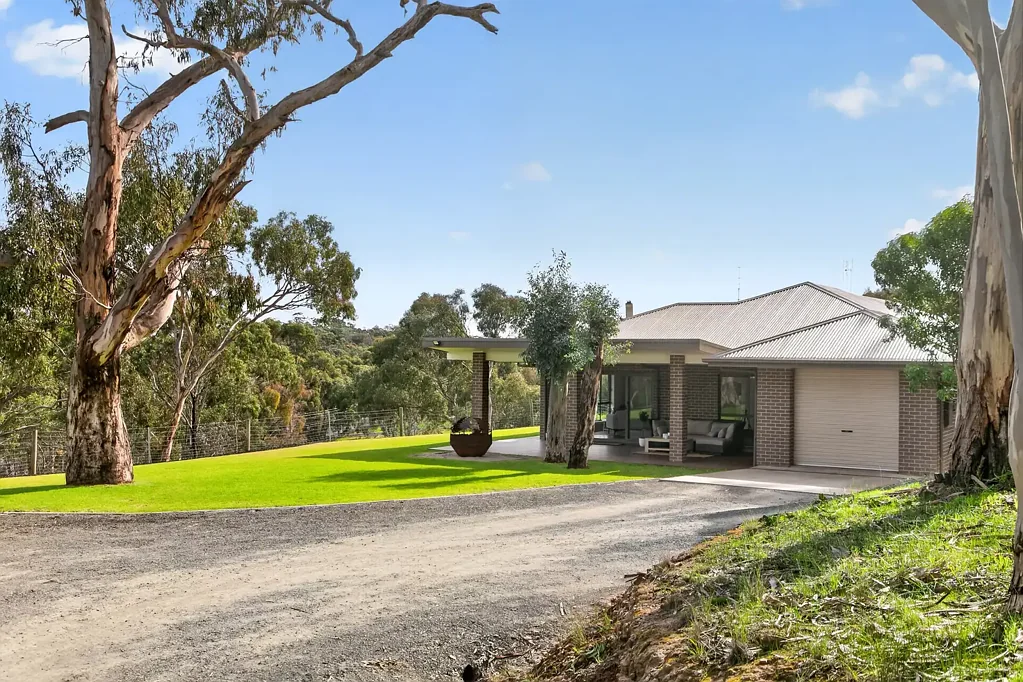 Clare 4Moenga Space and Serenity in the Golf Course Estate!