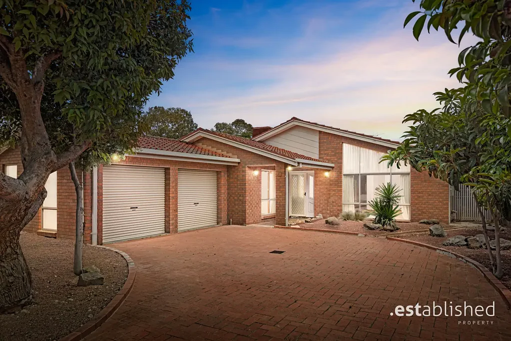 Werribee 3 Slaapkamer A Home of Warmth, Character and Irresistible South-Side Appeal