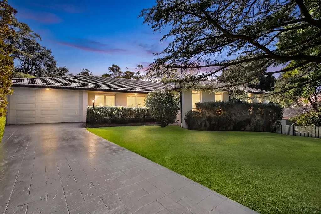 Wahroonga 5Phòng ngủ North to Rear Single-Level Family Entertainer