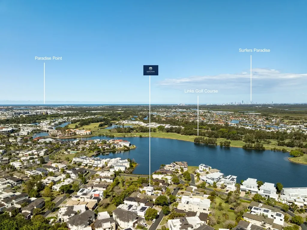 Hope Island 4房  Low maintenance, park front resort style home featuring downstairs master suite.