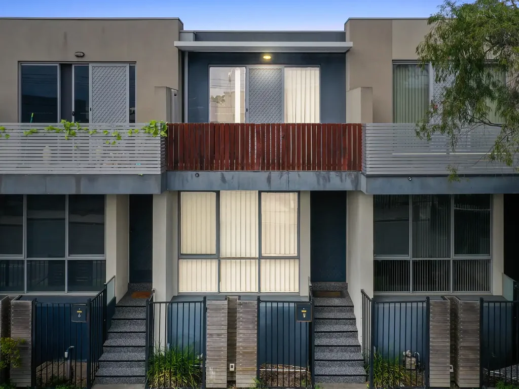 Clayton South 2ਬੈੱਡਰੂਮ Contemporary Townhouse Living with Flexible Three-Bedroom Potential