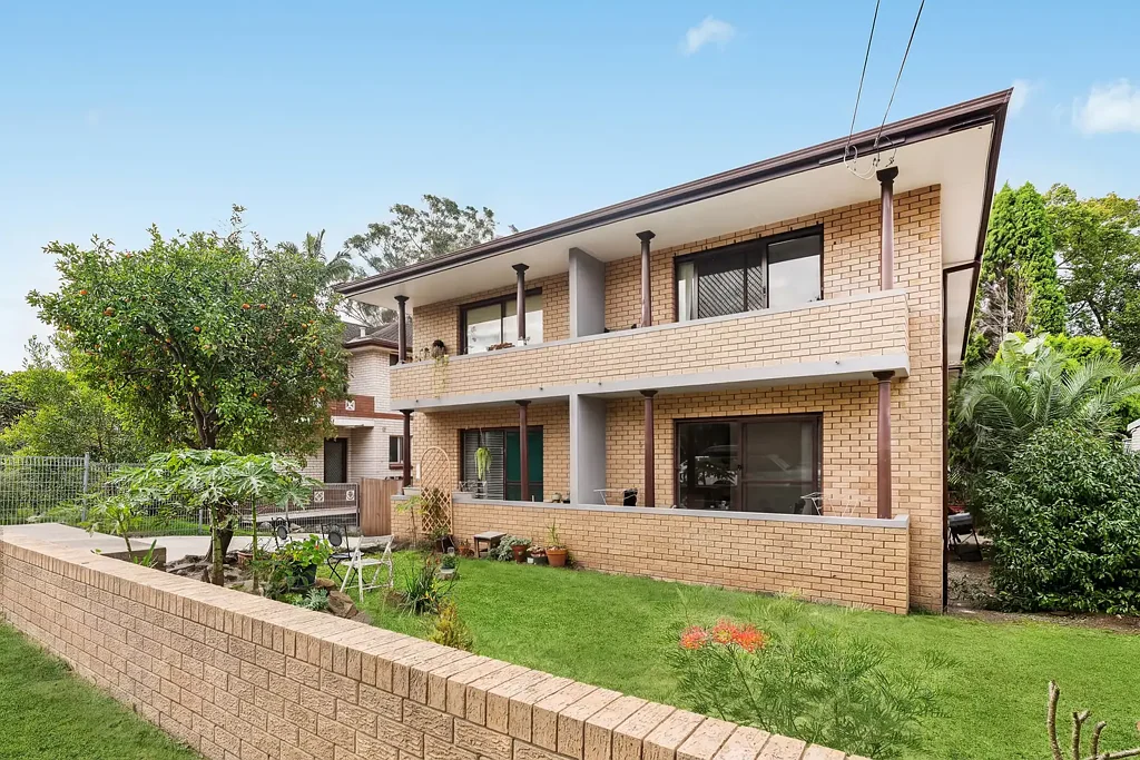 Hurlstone Park 14Zimmer Block of Six Apartments with Balconies
