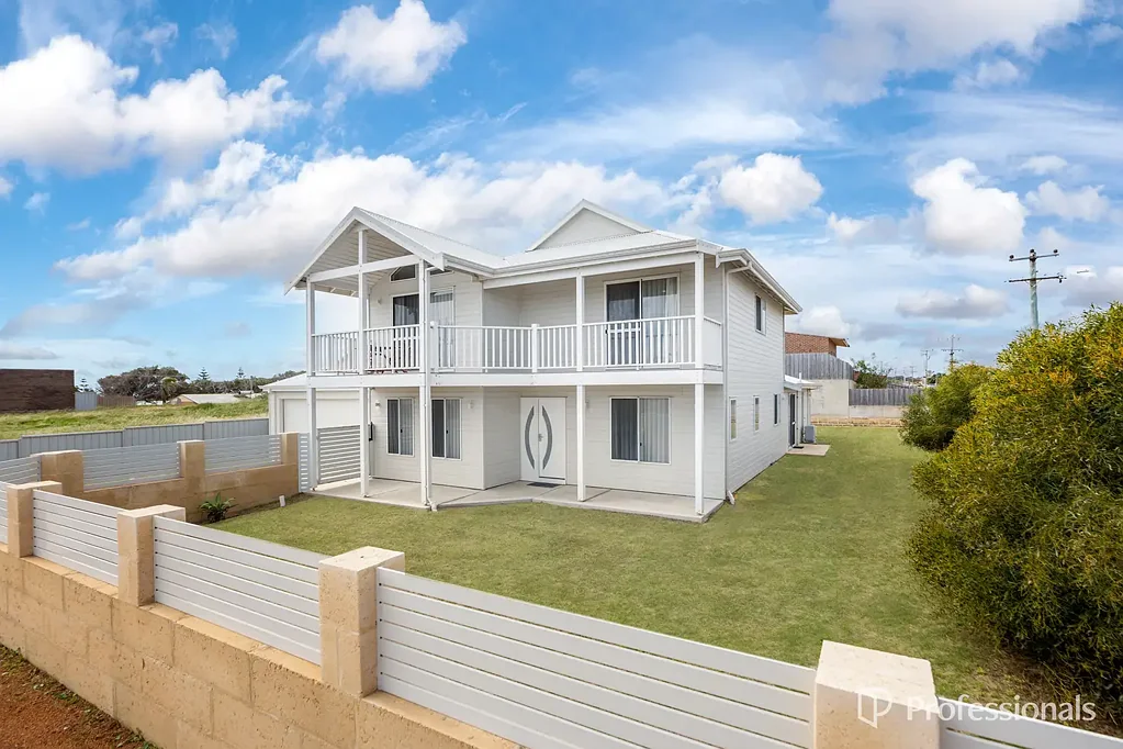 Port Denison 4 Slaapkamer Coastal Luxury - Fully Furnished and Ready to Move In
