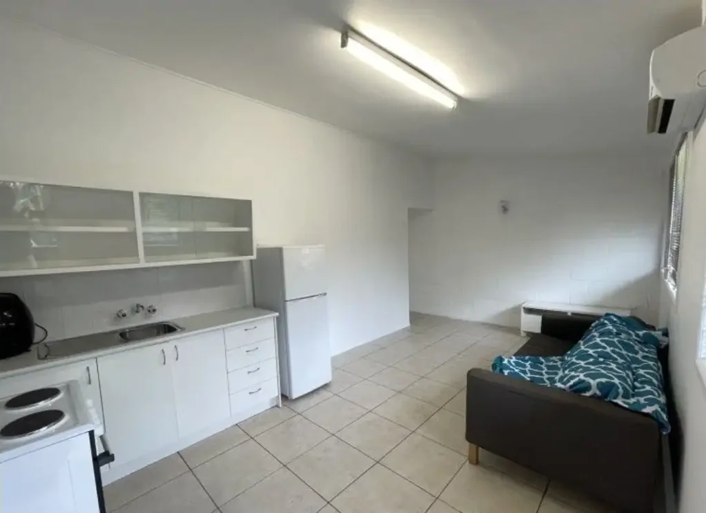 Spacious One bedroom Apartment Just Steps from the Broadwater