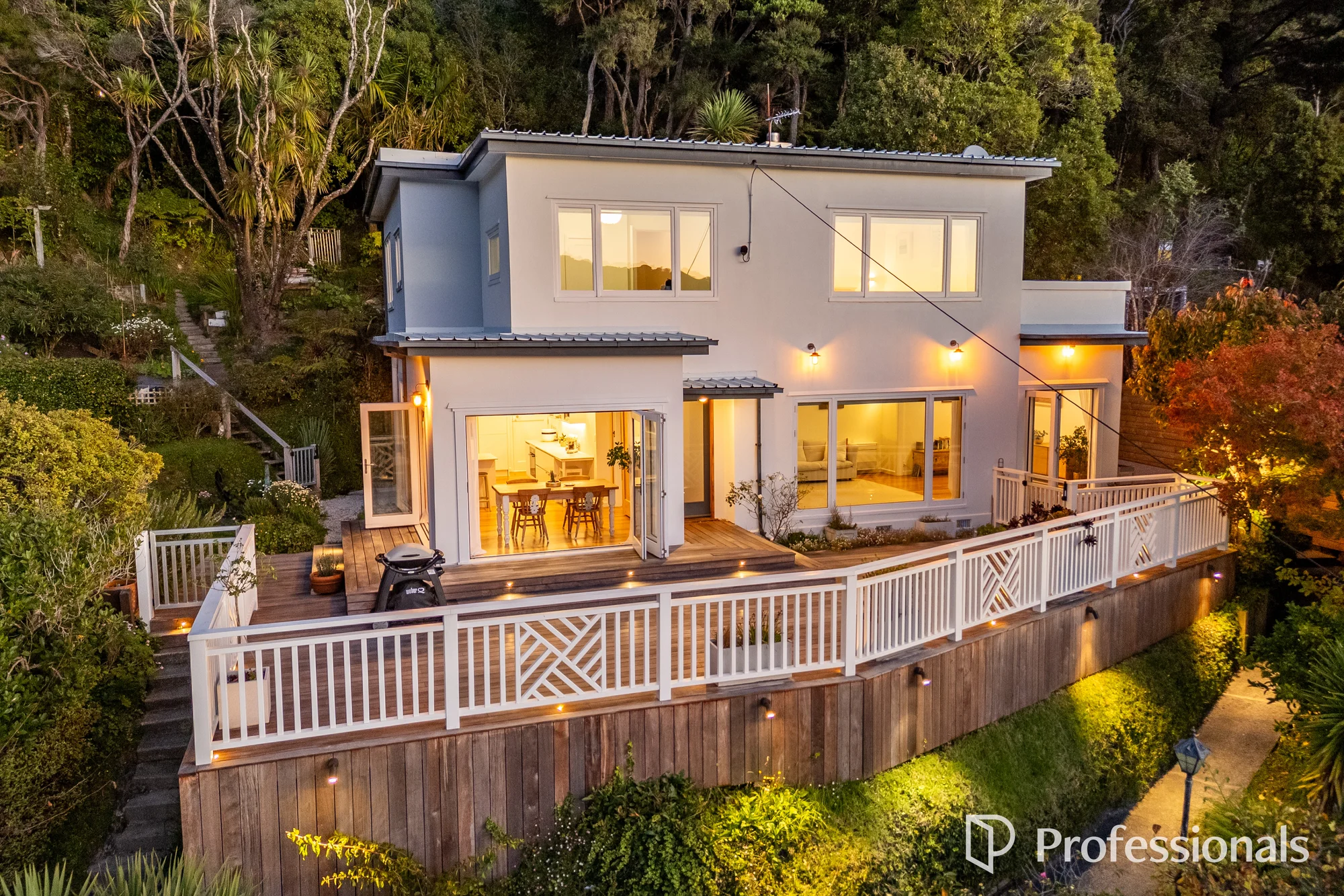 Lowry Bay 4બેડરૂમ Timeless 1940s Character Meets French Inspiration