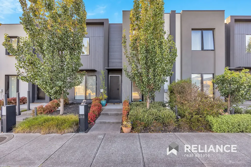 253 Waterhaven Boulevard, Point Cook, VIC 3030