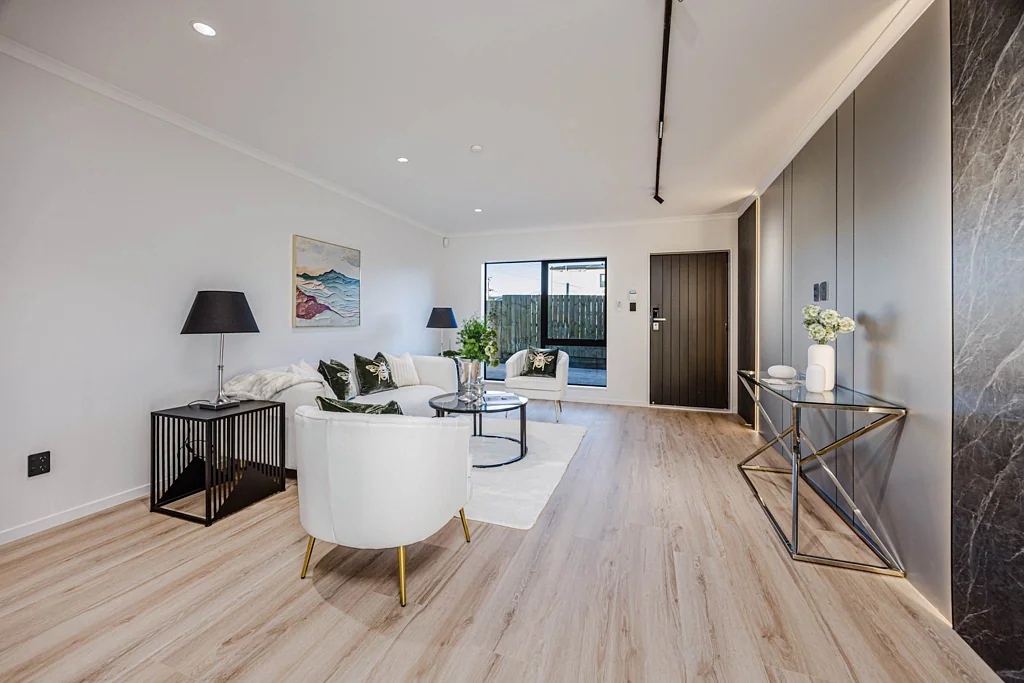 Manurewa East 4房  "Big on Space, Better on Location"