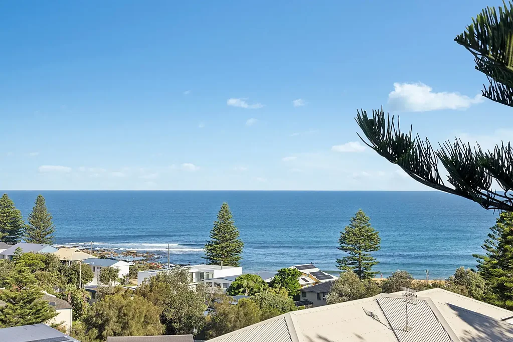 Copacabana 5房  Coastal home with ocean views a perfect holiday investment