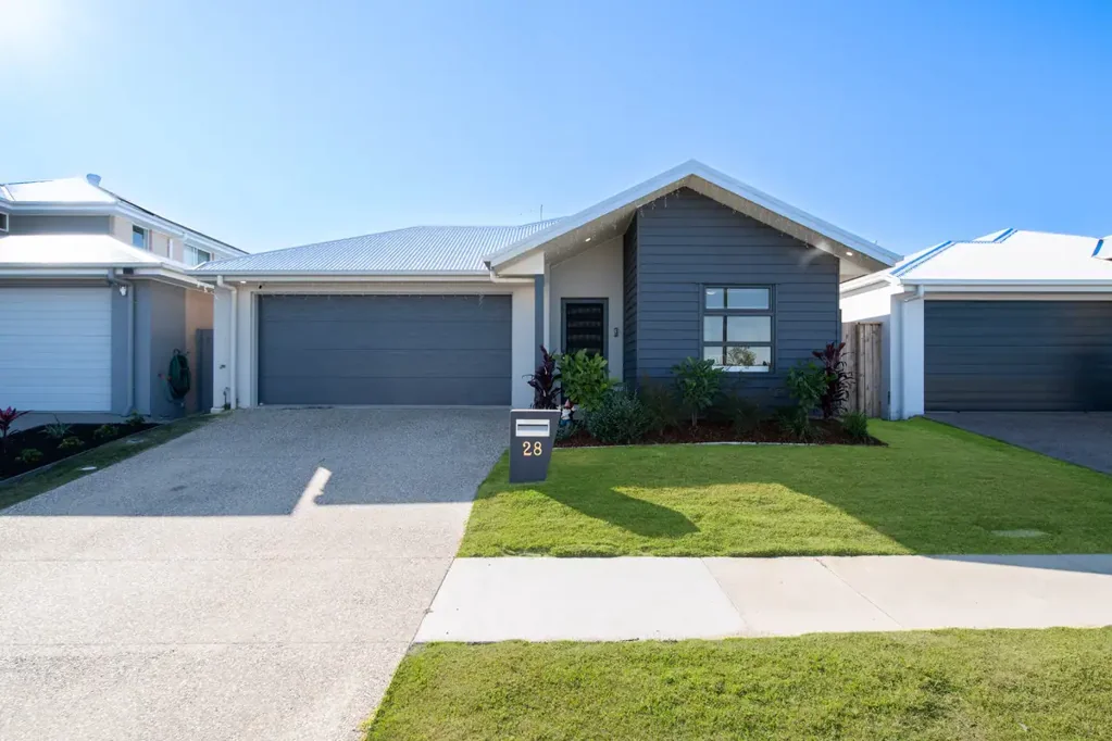 FRESH & BRIGHT 4 BEDROOM HOME