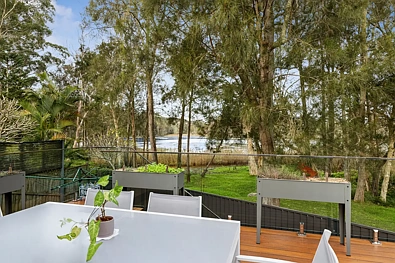 North Avoca 2房  Level living on lakefront reserve
