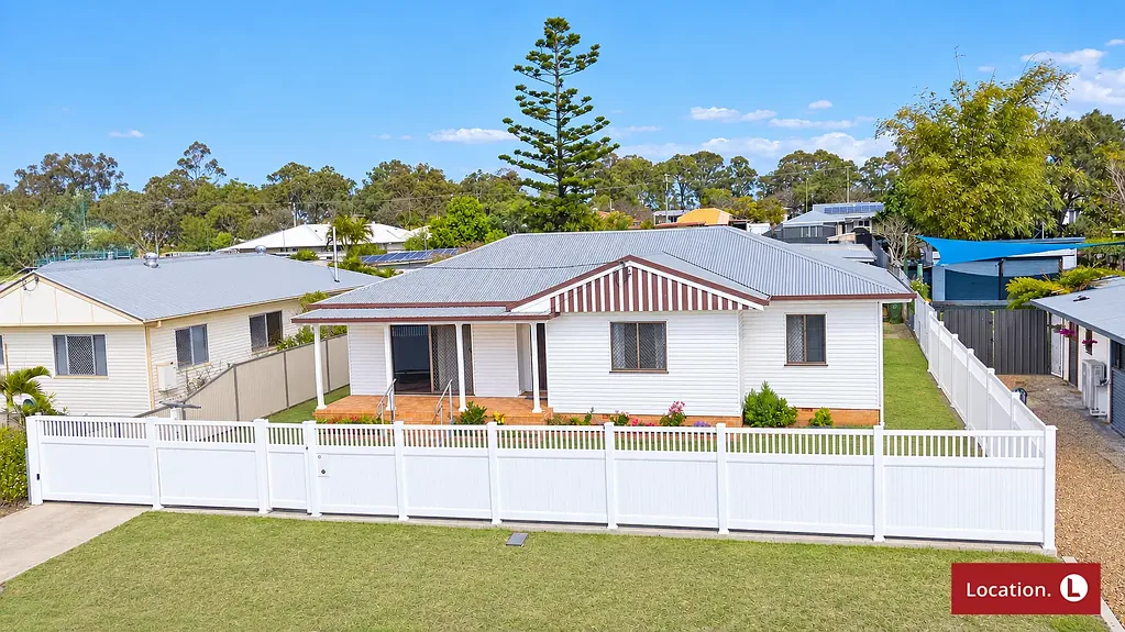 Walkervale 3कमरा Fresh, Spacious & Packed With Potential on 1,358m² Grounds with 4 Bay Shed!