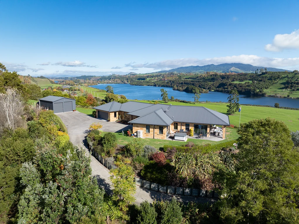 Cambridge Premium property, premium lake views