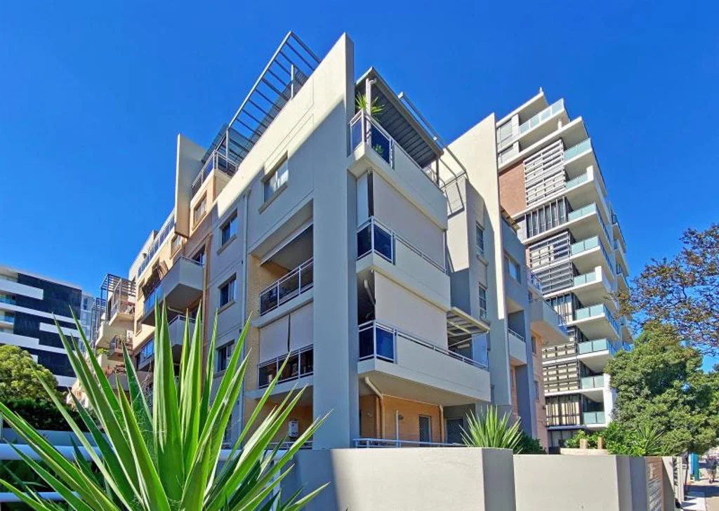 Liverpool 3Phòng ngủ 3 Bedroom Apartment with Double Garage
