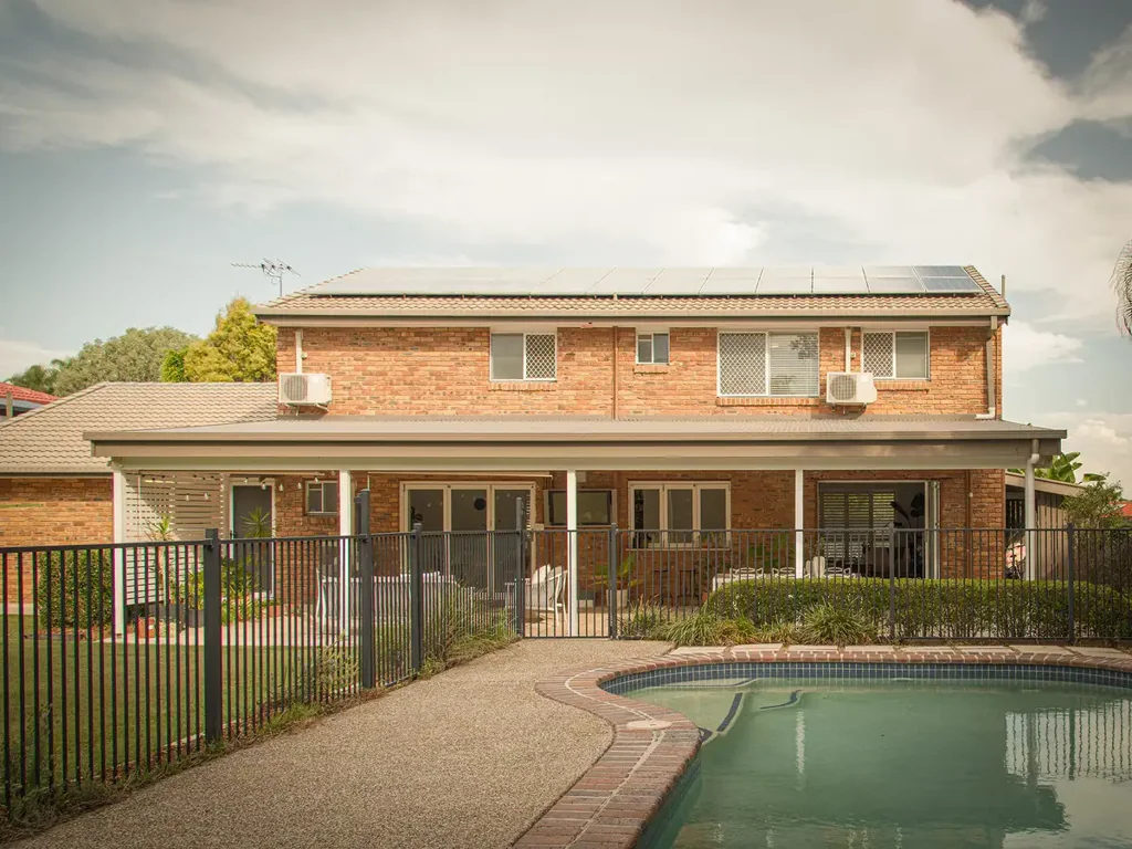 Mount Ommaney 5 Slaapkamer Spacious Family Retreat with Modern Renovations and Poolside Entertaining