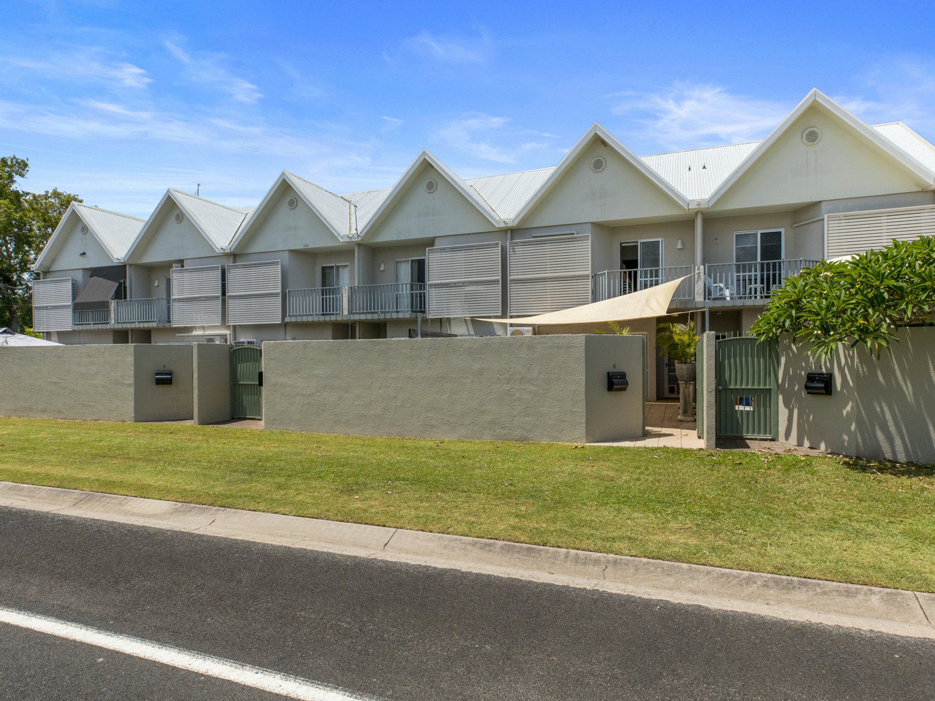 78-80 CUNNINGHAM ST, YORKEYS KNOB QLD 4878, 0 chambres, 0 salles de bain, Townhouse