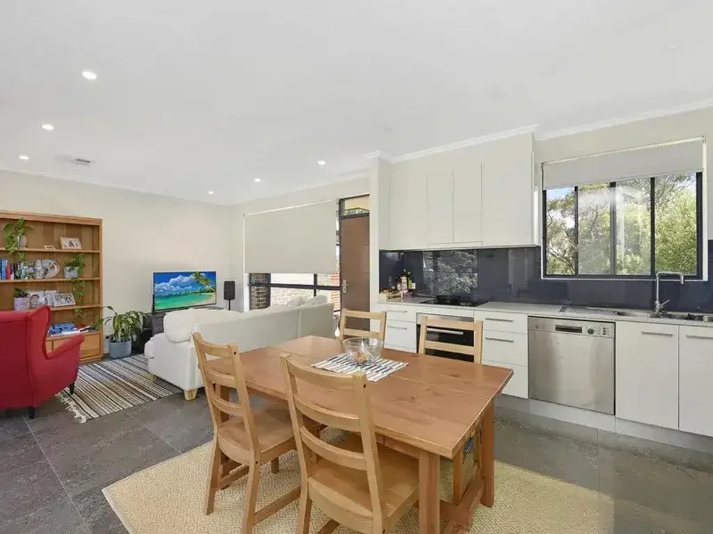 Conveniently positioned town house close to Berowra Heights Shopping Village