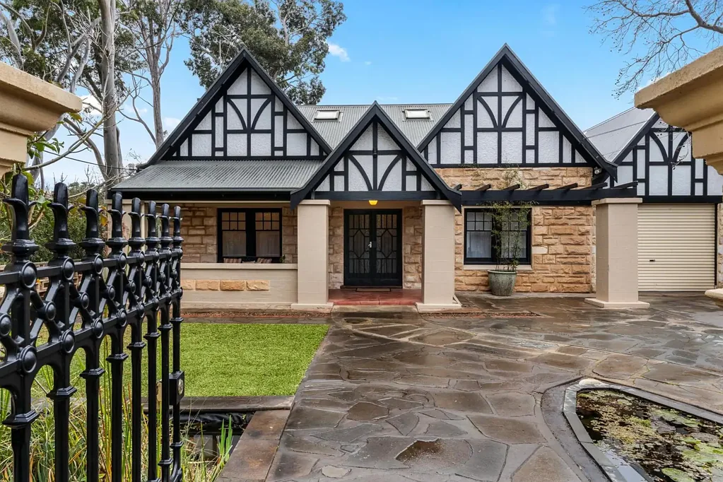 Lower Mitcham 5Habitaciones Timeless Tudor Elegance. Contemporary Family Living. An Address of Enduring Prestige.