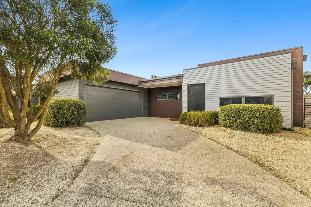 Spacious Split-Level Family Home with Golf Course Outlook