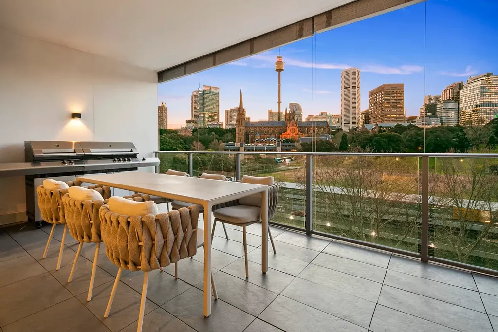 Woolloomooloo 3房 北向景观顶层 阳光城市海港 宽敞起居 厨师厨房 主卧套房 停车位礼宾 港园近邻 Park front penthouse apartment with spectacular skyline and harbor views
