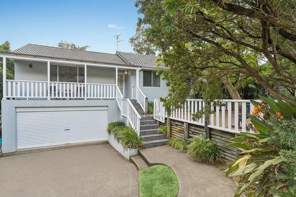 Berowra 7房 Berowra宁静角落 宽敞主卧带独立卫浴 翻新厨房混凝土台面 底层三卧双车库 双车库单车棚 活动甲板遮盖 成熟花园 M1快速CBD Spacious Family Living with Flexible Accommodation