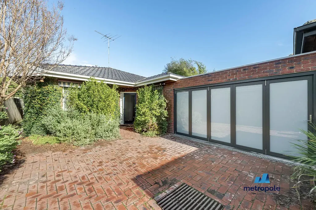 SPACIOUS MODERN  3 BEDROOM HOME