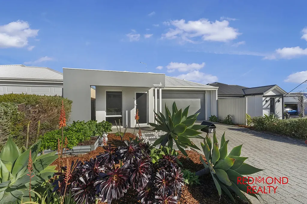 Easy-Care Coastal Living in Alkimos Beach!