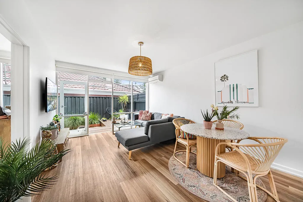 St Kilda East 1房 精英社区尊贵住所 光照明亮客厅餐厅 阳台庭院西北朝向 精致木地板翻新厨房 时尚中央浴室 安全停车位 近海滩&CBD Ground floor gem featuring sundrenched deck - prime investment acquisition (high rental yield potential, 5%).