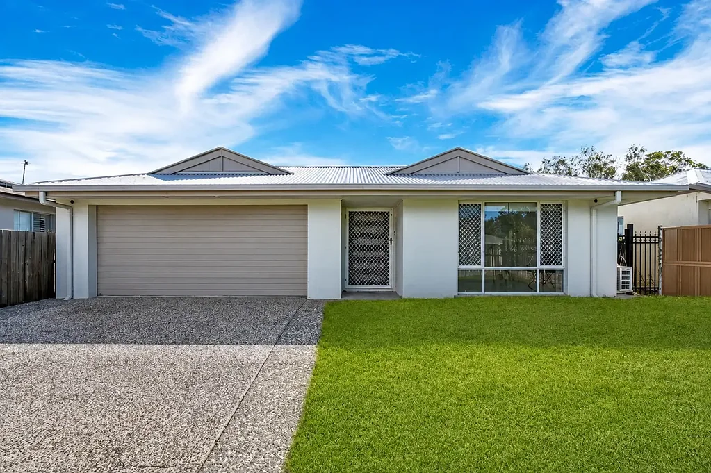 Helensvale 4房  OFF-MARKET Spacious Family Home with Multiple Living Areas & Pool!
