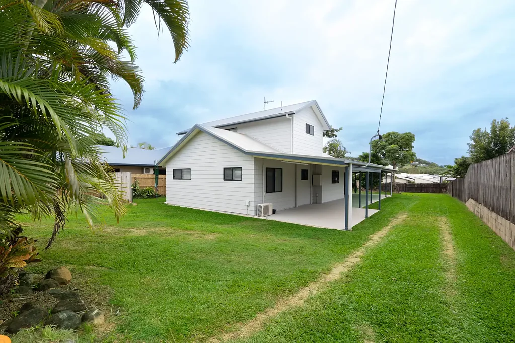 South Mission Beach 4 Bedroom Spacious Coastal Family Living 300m from South Mission Beach