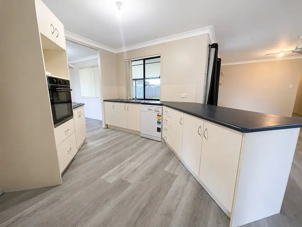 Eli Waters 4ห้องนอน Freshly Updated Parkside Living - Vacant & Move-In Ready