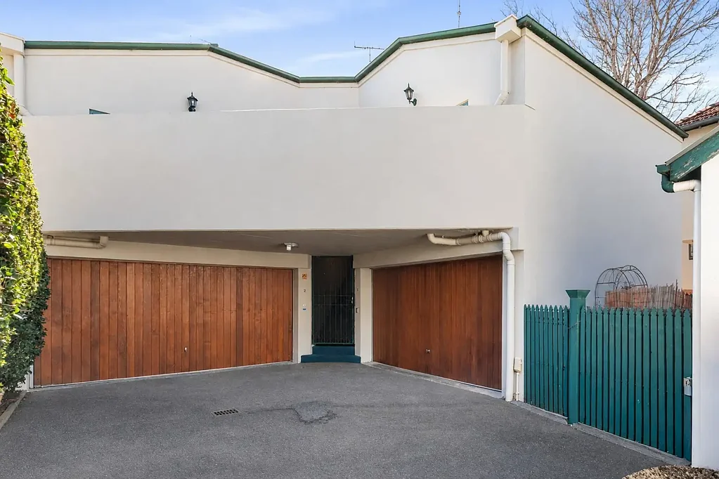 St Kilda 2房 独特的阁楼式生活，距离 Acland Street 仅数步之遥 Unique Loft-Style Living, Steps from Acland Street
