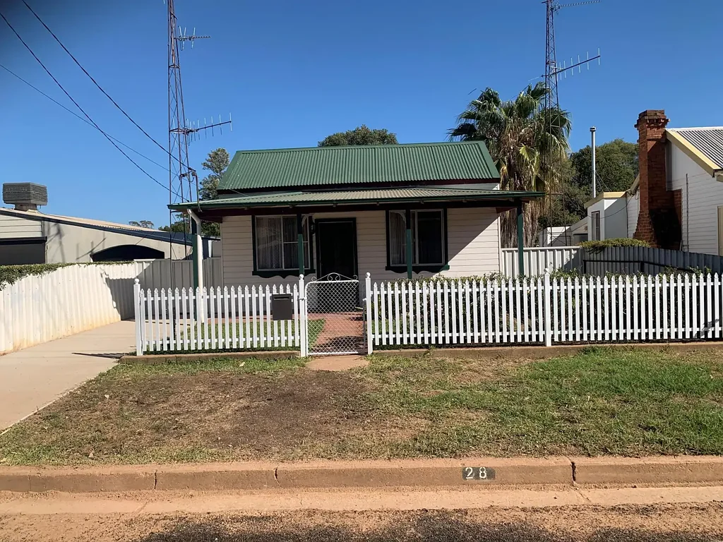 Narromine 2Kwarto Two bedroom Cottage at 28 Third Ave, Narromine with development potential.