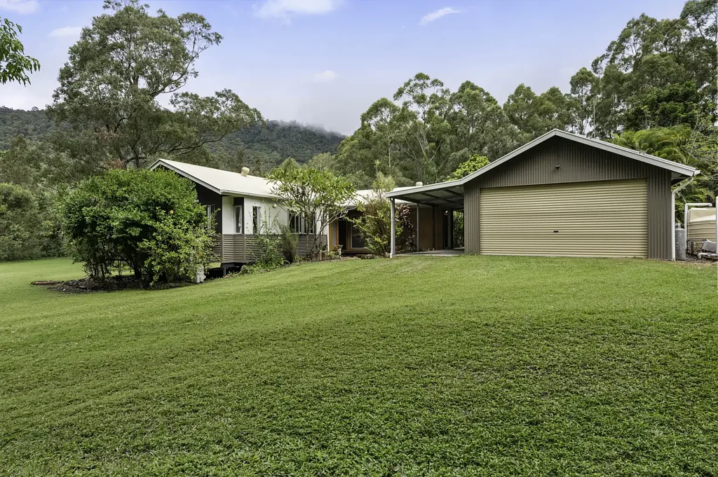 Cedar Creek 4 Bedroom Spacious Country Living with Multi-Generation Appeal!
