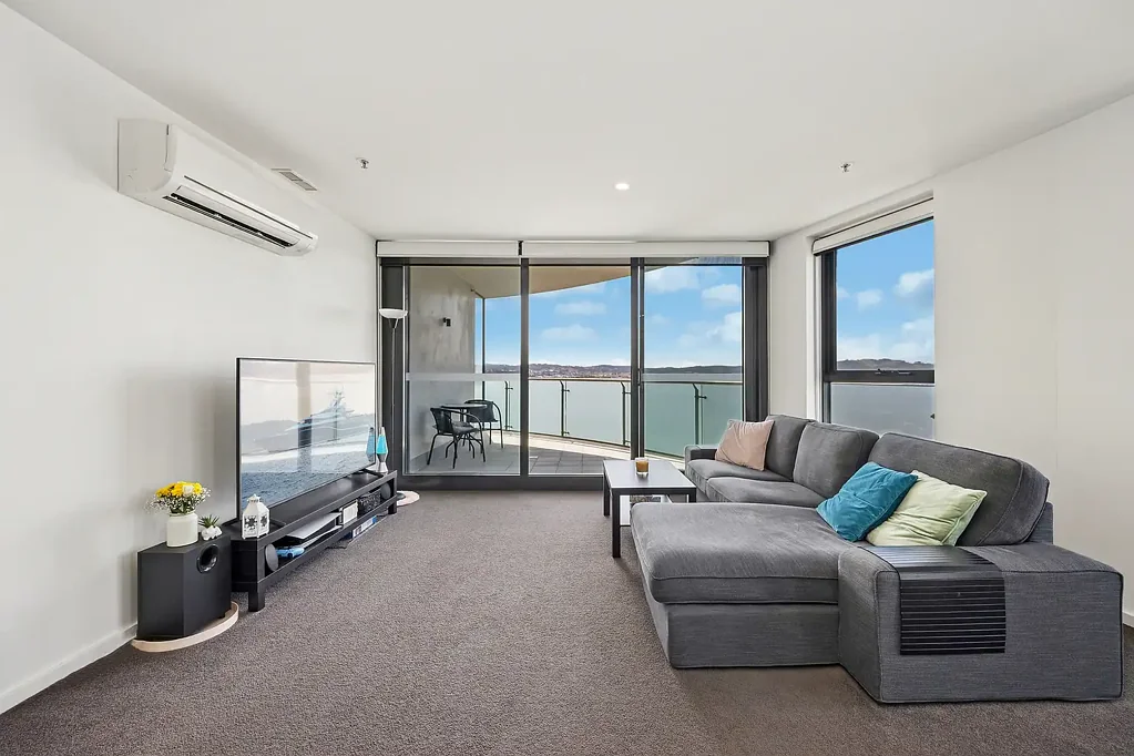 Gungahlin 2ห้องนอน 95sqm apartment with soaring views over Yerrabi Pond