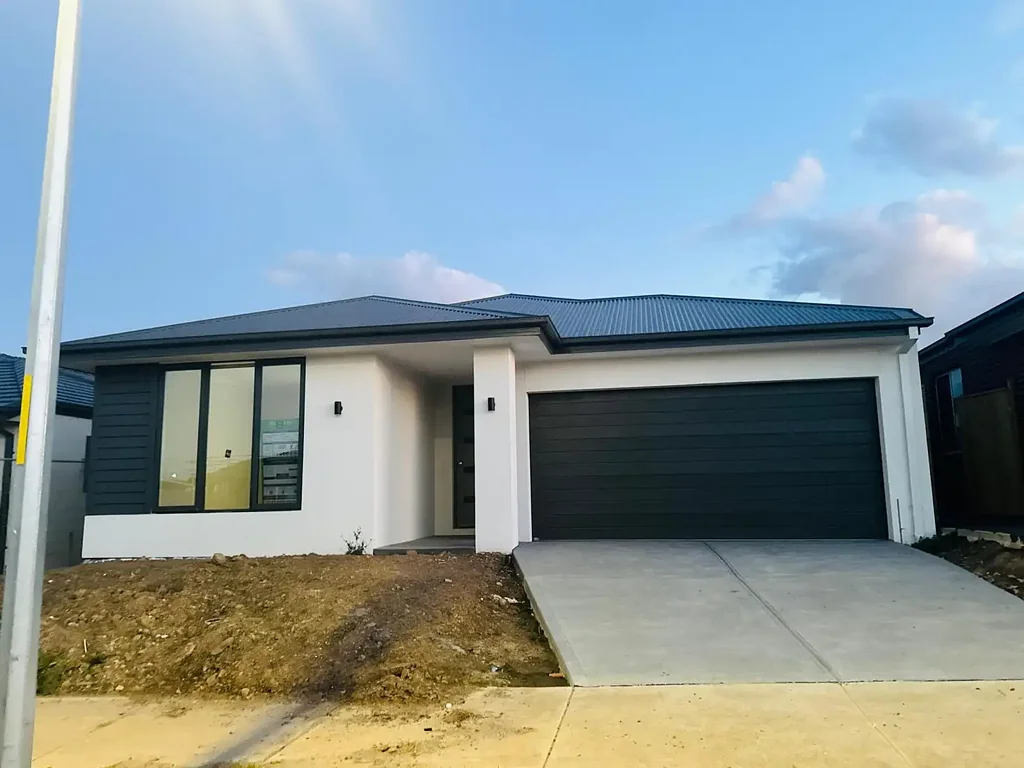Brand New Spacious Family Home in Pakenham VIC