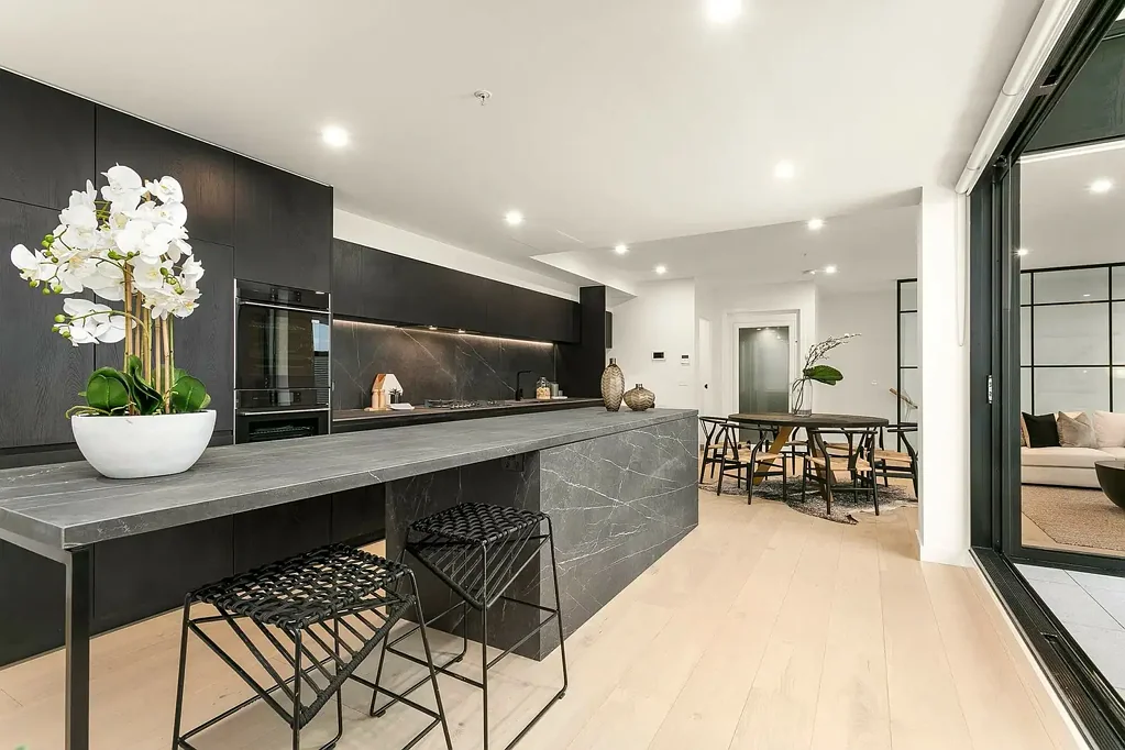 Collingwood 3房 市中心尊贵住宅 高端空中豪宅 壮丽北向景观 历史建筑群环绕 精致橡木楼梯 私人电梯 意大利进口陶瓷台面 Asko电器 智能照明系统 203㎡宽敞空间 附带双车位 低物业管理费 奢华与实惠完美结合 独特设计 私人参观 惊艳等着您 Must Inspect: Luxurious Skyhome in Vibrant Collingwood