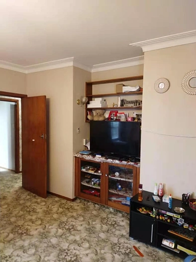 A 3 bedrooms and 1.5 bathrooms upstairs flat