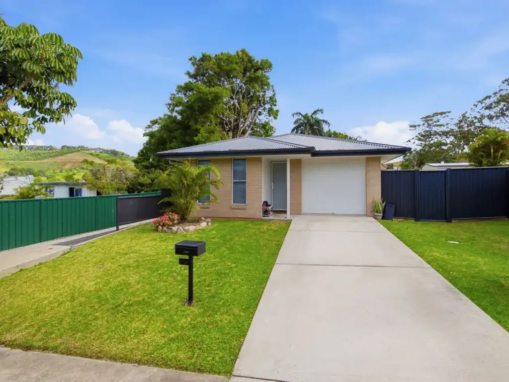 Woolgoolga 3Moenga Modern Near-New 3 Bedroom Home in a Convenient Location...