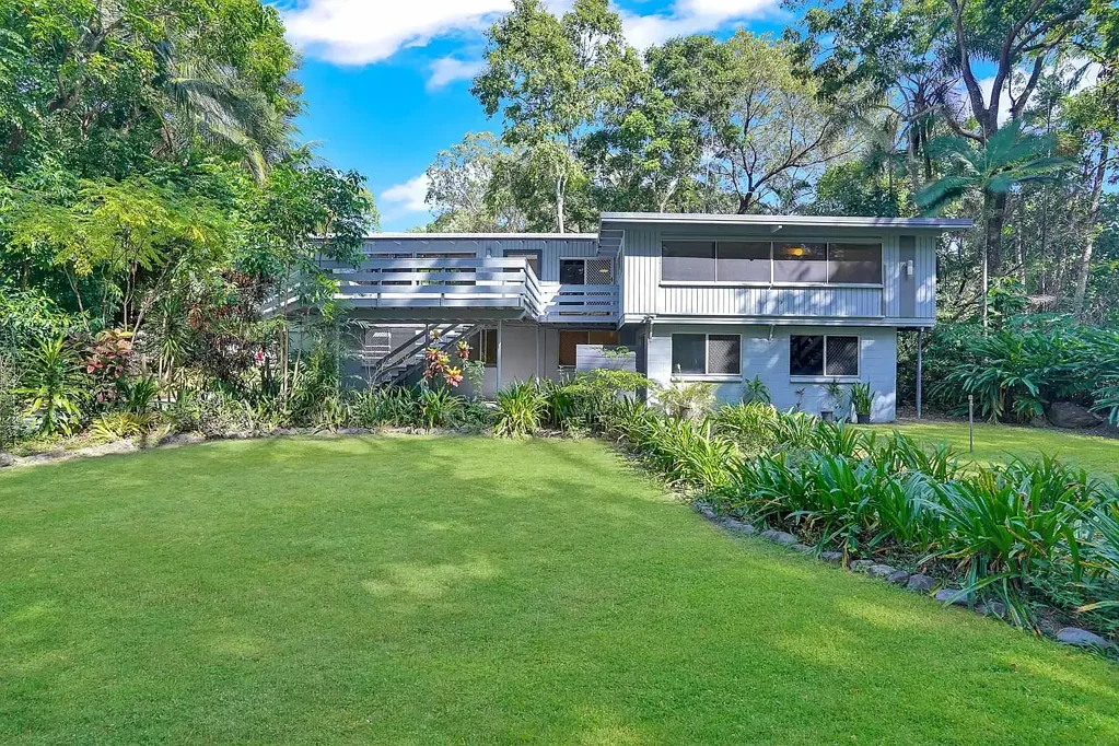 Yorkeys Knob 5 Bedroom Spacious beachfront home plus granny annex with huge potential to add value in superb location. Approx 6.4% Gross Yield !!